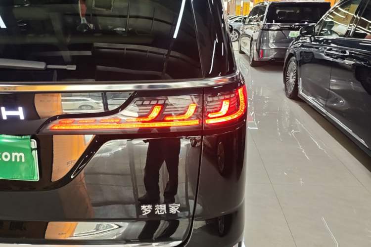 Used VOYAH Dream 2025 PHEV Four-Wheel Drive Prestige Qiankun Edition Right Rear Taillight