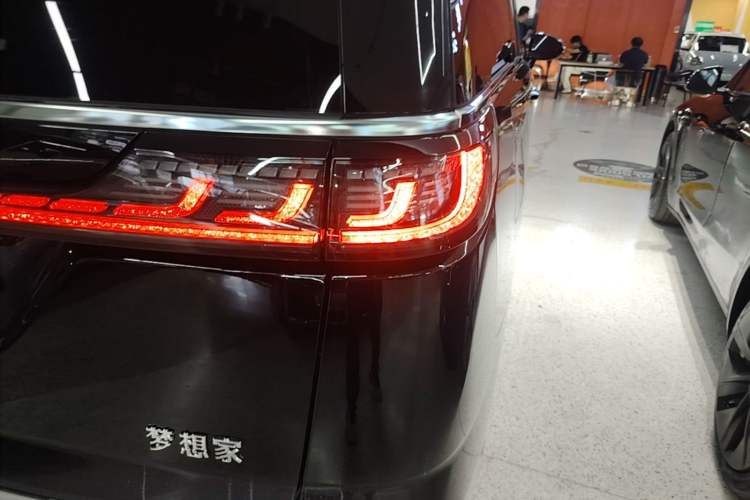 Used VOYAH Dream 2025 PHEV Four-Wheel Drive Prestige Qiankun Edition Right Rear Taillight