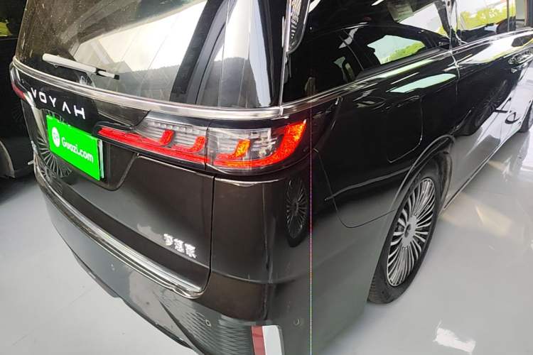 Used VOYAH Dream 2025 PHEV Four-Wheel-Drive Flagship Kunpeng Edition Right Rear Taillight
