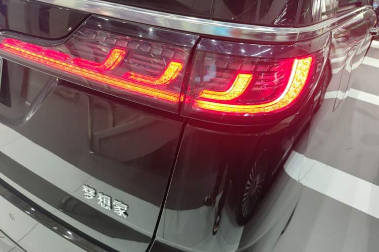 Used VOYAH Dream 2025 PHEV Four-Wheel-Drive Flagship Kunpeng Edition Right Rear Taillight