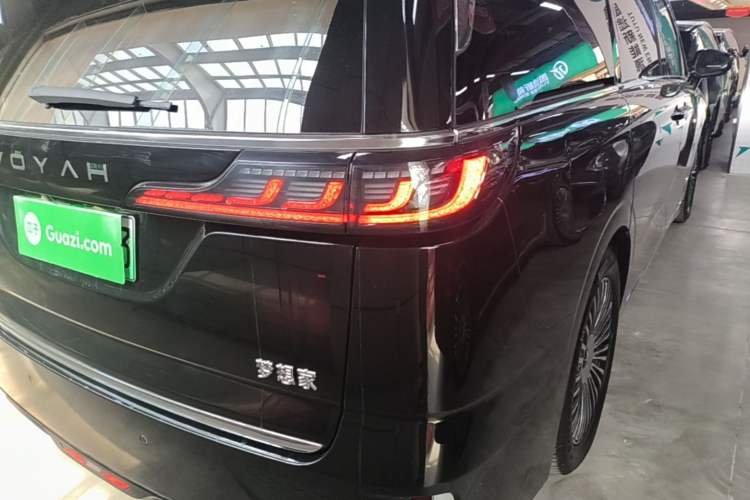 Used VOYAH Dream 2025 PHEV Four-Wheel-Drive Flagship Kunpeng Edition Right Rear Taillight