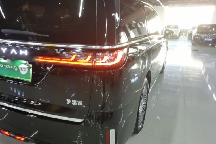Used VOYAH Dream 2025 PHEV Four-Wheel Drive Prestige Kunpeng Edition Right Rear Taillight