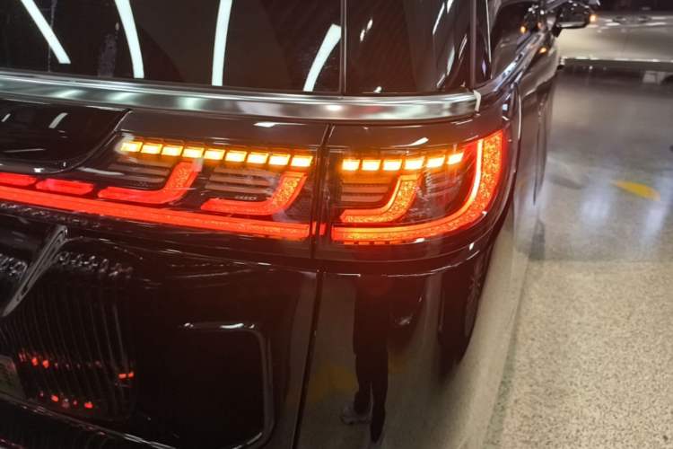 Used VOYAH Dream 2025 PHEV Four-Wheel Drive Excellence Qiankun Edition Right Rear Taillight