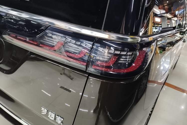 Used VOYAH Dream 2025 PHEV Four-Wheel-Drive Flagship Kunpeng Edition Right Rear Taillight