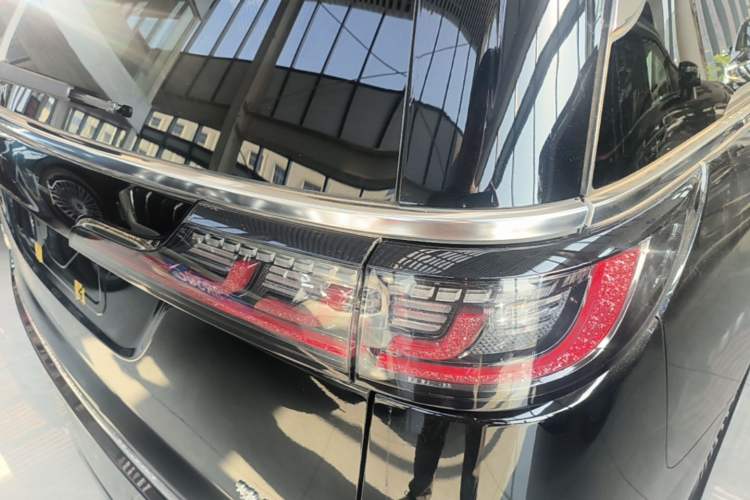 Used VOYAH Dream 2025 PHEV Four-Wheel-Drive Flagship Kunpeng Edition Right Rear Taillight
