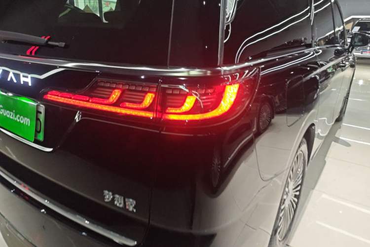 Used VOYAH Dream 2025 PHEV Four-Wheel Drive Prestige Qiankun Edition Right Rear Taillight