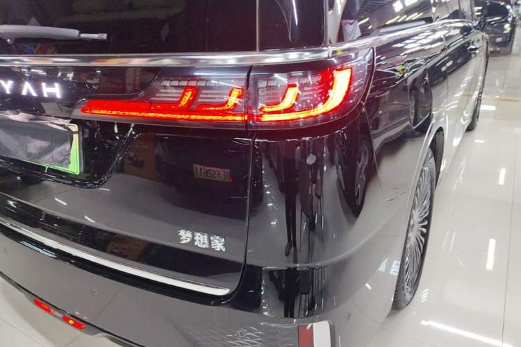 Used VOYAH Dream 2025 PHEV Four-Wheel Drive Prestige Kunpeng Edition Right Rear Taillight