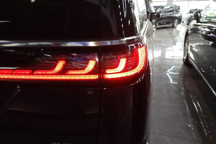 Used VOYAH Dream 2025 PHEV Four-Wheel-Drive Flagship Kunpeng Edition Right Rear Taillight