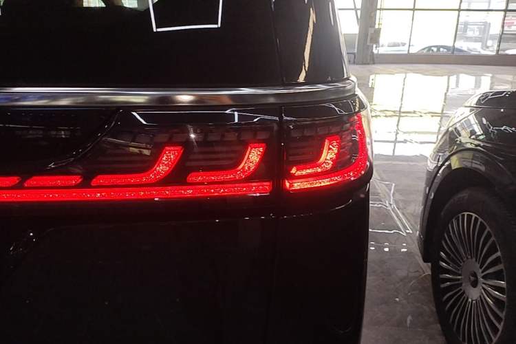 Used VOYAH Dream 2025 PHEV Four-Wheel-Drive Flagship Kunpeng Edition Right Rear Taillight