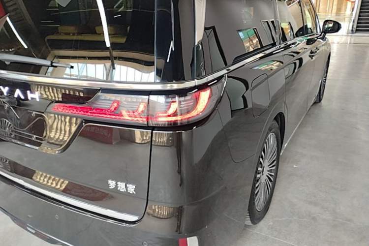 Used VOYAH Dream 2025 PHEV Four-Wheel-Drive Flagship Kunpeng Edition Right Rear Taillight
