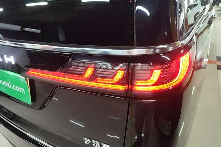 Used VOYAH Dream 2025 PHEV Four-Wheel Drive Prestige Kunpeng Edition Right Rear Taillight