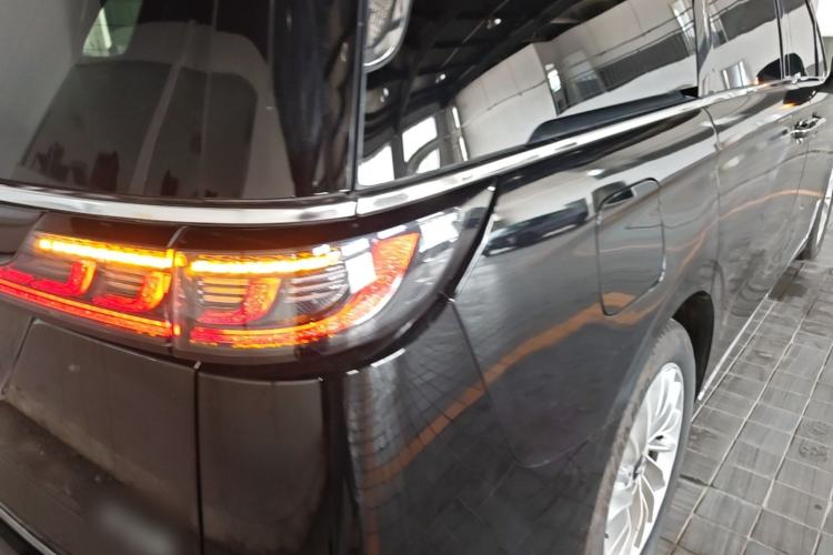 Used VOYAH Dream 2025 PHEV Four-Wheel Drive Excellence Kunpeng Edition Right Rear Taillight