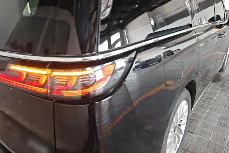Used VOYAH Dream 2025 PHEV Four-Wheel Drive Excellence Kunpeng Edition Right Rear Taillight