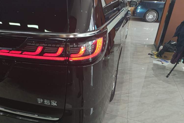 Used VOYAH Dream 2025 EV Four-Wheel-Drive Flagship Qiankun Version Right Rear Taillight