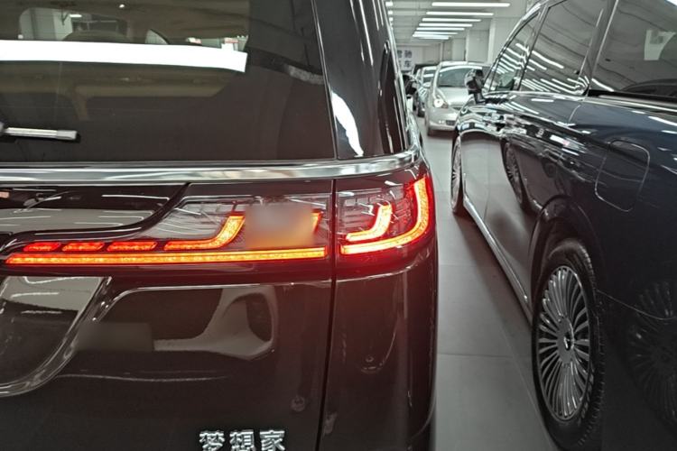 Used VOYAH Dream 2025 PHEV Four-Wheel-Drive Flagship Kunpeng Edition Right Rear Taillight