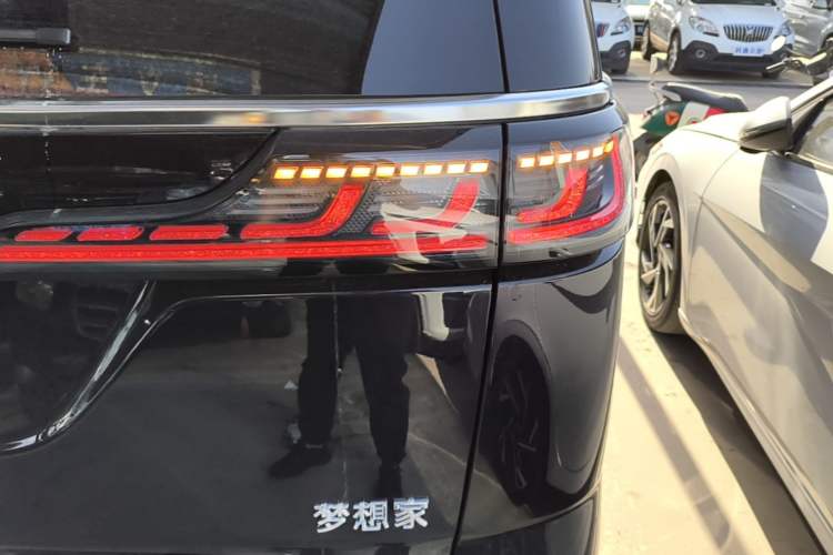 Used VOYAH Dream 2025 PHEV Four-Wheel Drive Prestige Kunpeng Edition Right Rear Taillight