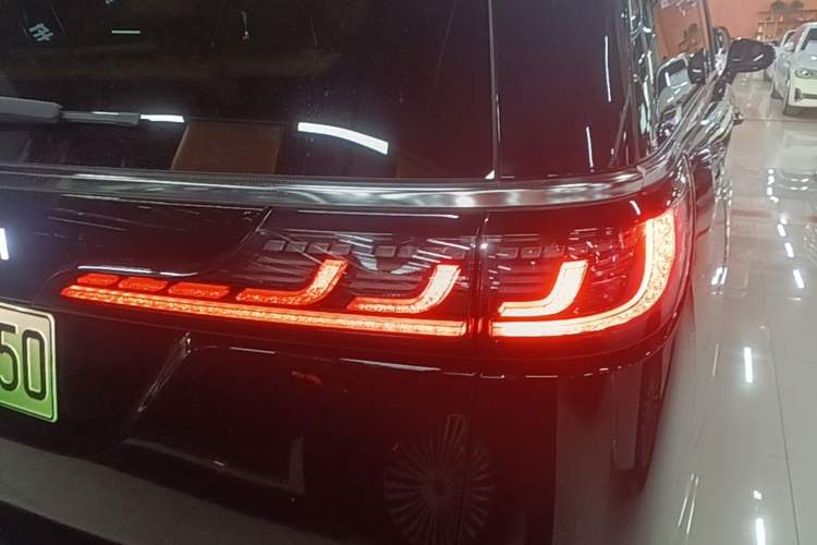 Used VOYAH Dream 2025 PHEV Four-Wheel Drive Prestige Kunpeng Edition Right Rear Taillight