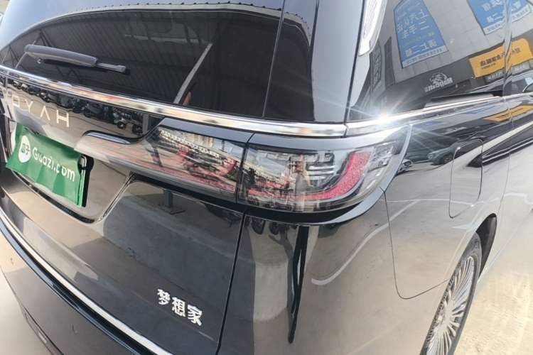 Used VOYAH Dream 2025 PHEV Four-Wheel Drive Prestige Kunpeng Edition Right Rear Taillight