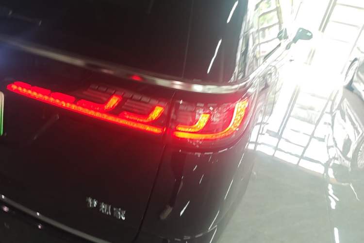 Used VOYAH Dream 2025 PHEV Four-Wheel Drive Prestige Kunpeng Edition Right Rear Taillight