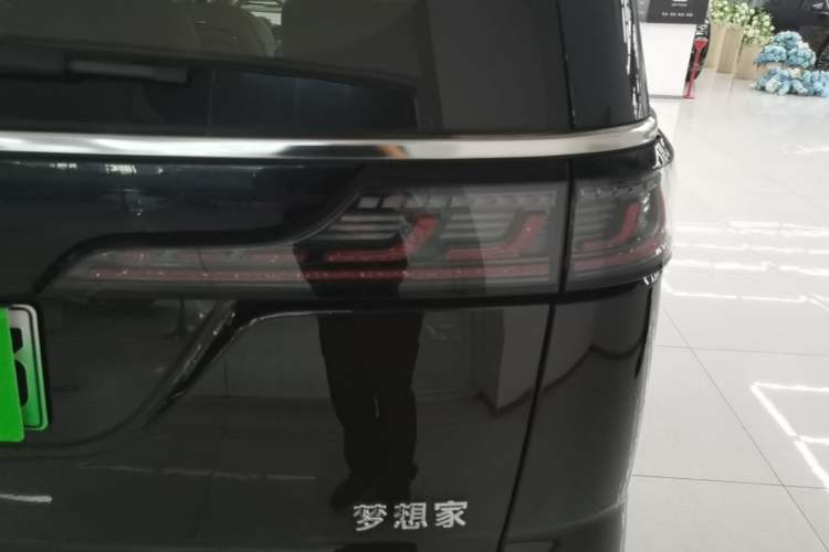 Used VOYAH Dream 2025 PHEV Four-Wheel-Drive Flagship Kunpeng Edition Right Rear Taillight