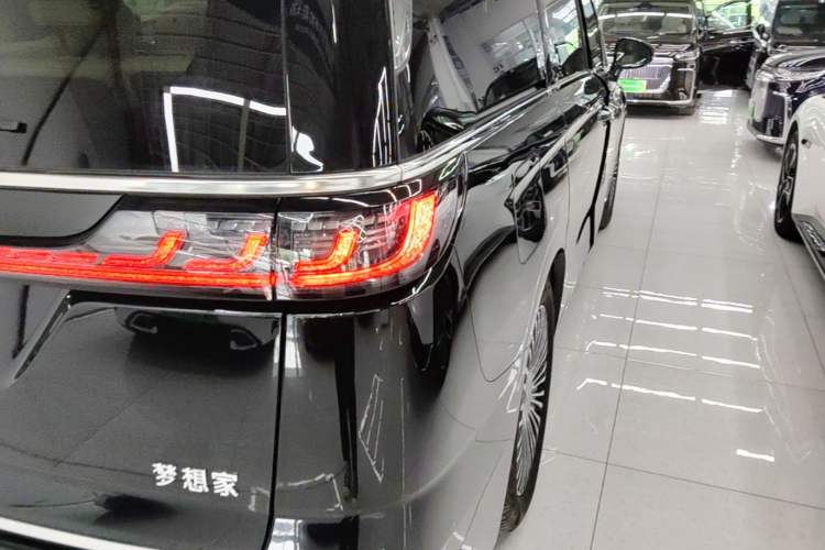 Used VOYAH Dream 2025 PHEV Four-Wheel-Drive Flagship Kunpeng Edition Right Rear Taillight