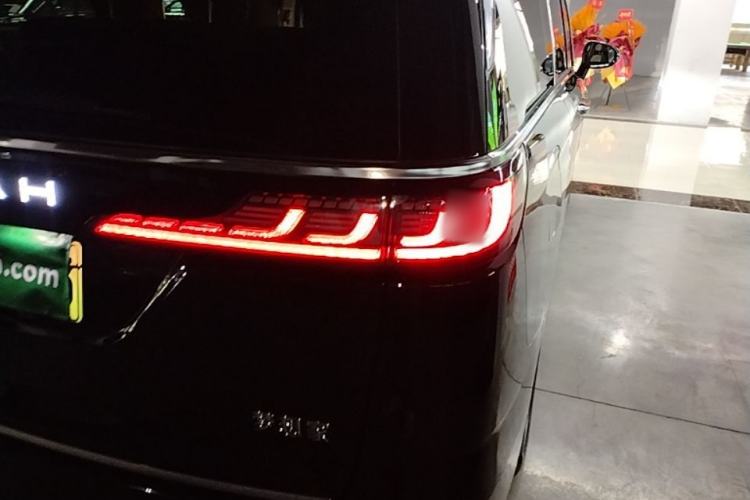 Used VOYAH Dream 2025 PHEV Four-Wheel-Drive Flagship Kunpeng Edition Right Rear Taillight