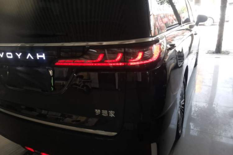 Used VOYAH Dream 2025 PHEV Four-Wheel Drive Prestige Kunpeng Edition Right Rear Taillight