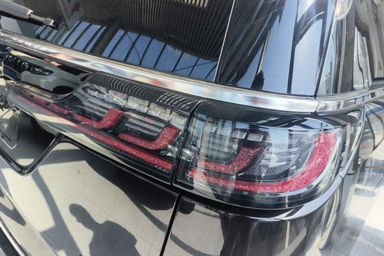 Used VOYAH Dream 2025 PHEV Four-Wheel-Drive Flagship Kunpeng Edition Right Rear Taillight
