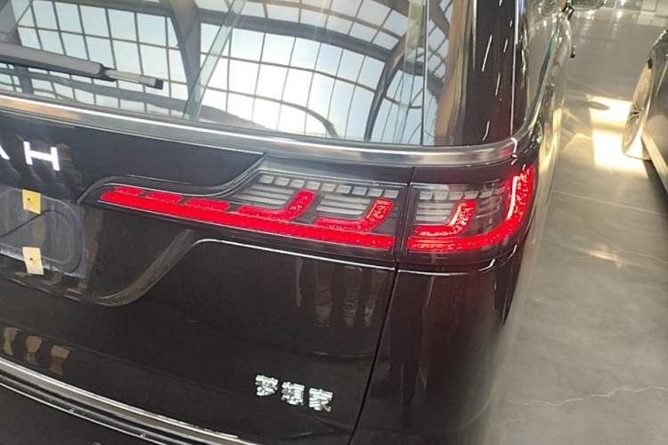 Used VOYAH Dream 2025 PHEV Four-Wheel-Drive Flagship Kunpeng Edition Right Rear Taillight