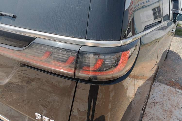 Used VOYAH Dream 2025 PHEV Four-Wheel Drive Prestige Kunpeng Edition Right Rear Taillight