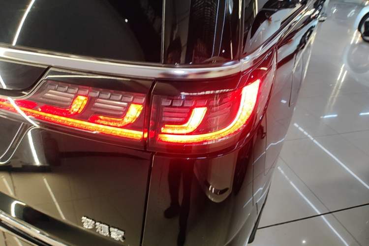 Used VOYAH Dream 2025 PHEV Four-Wheel Drive Excellence Kunpeng Edition Right Rear Taillight