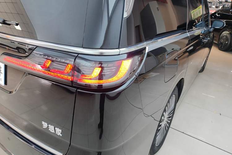 Used VOYAH Dream 2025 PHEV Four-Wheel Drive Excellence Kunpeng Edition Right Rear Taillight