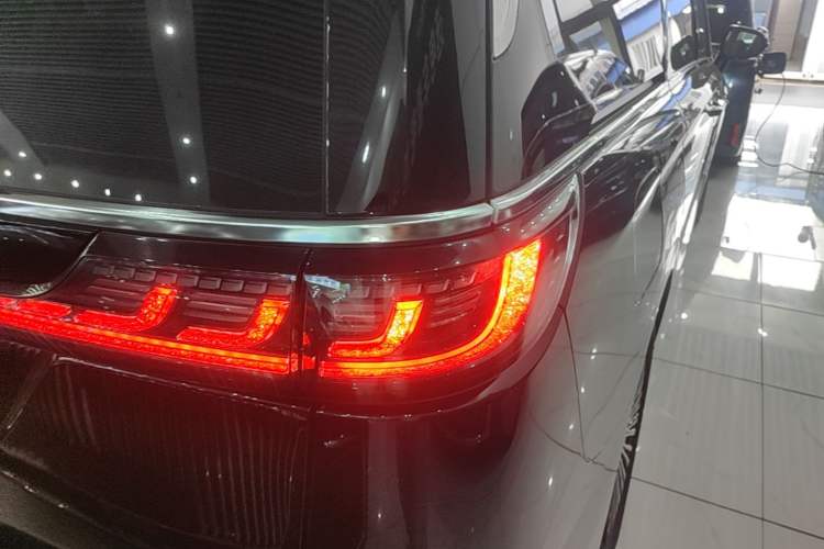 Used VOYAH Dream 2025 PHEV Four-Wheel Drive Excellence Qiankun Edition Right Rear Taillight
