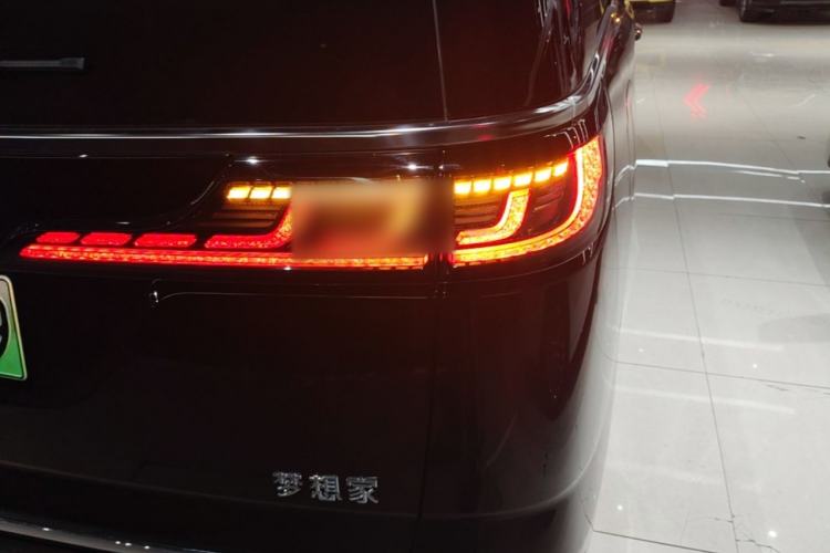 Used VOYAH Dream 2025 PHEV Four-Wheel-Drive Flagship Kunpeng Edition Right Rear Taillight