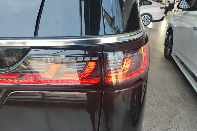 Used VOYAH Dream 2025 PHEV Four-Wheel-Drive Flagship Kunpeng Edition Right Rear Taillight