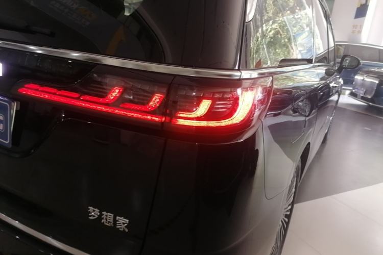 Used VOYAH Dream 2025 PHEV Four-Wheel-Drive Flagship Kunpeng Edition Right Rear Taillight
