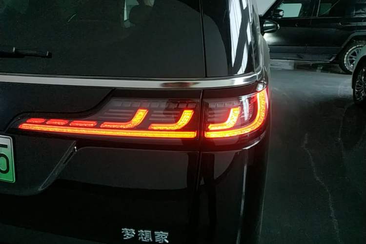 Used VOYAH Dream 2025 PHEV Four-Wheel Drive Prestige Qiankun Edition Right Rear Taillight