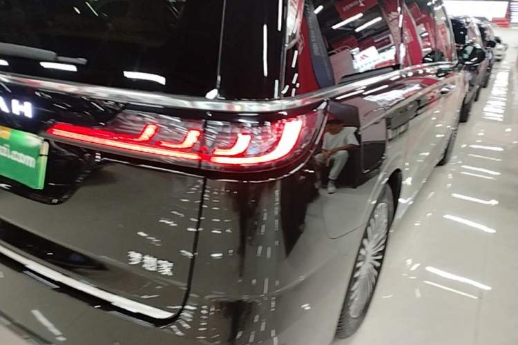 Used VOYAH Dream 2025 PHEV Four-Wheel-Drive Flagship Kunpeng Edition Right Rear Taillight