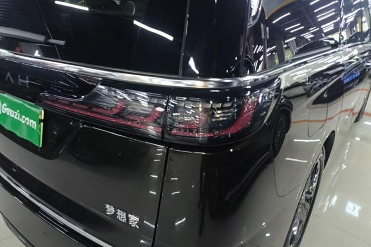 Used VOYAH Dream 2025 EV Four-Wheel-Drive Flagship Qiankun Version Right Rear Taillight