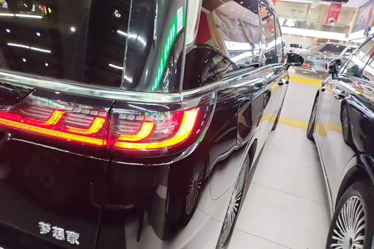 Used VOYAH Dream 2025 PHEV Four-Wheel Drive Prestige Qiankun Edition Right Rear Taillight