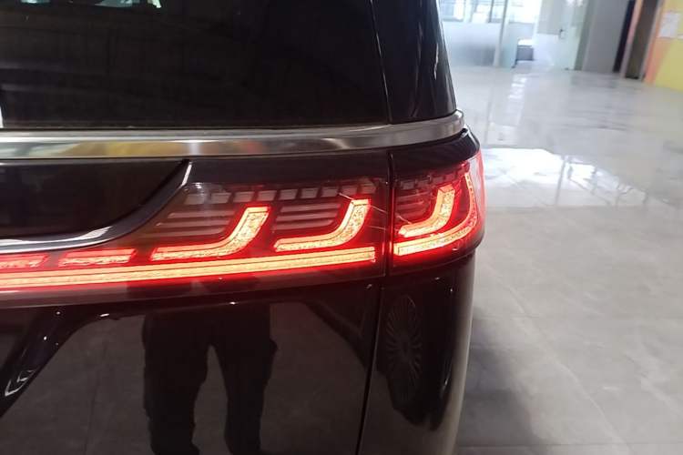 Used VOYAH Dream 2025 PHEV Four-Wheel-Drive Flagship Kunpeng Edition Right Rear Taillight