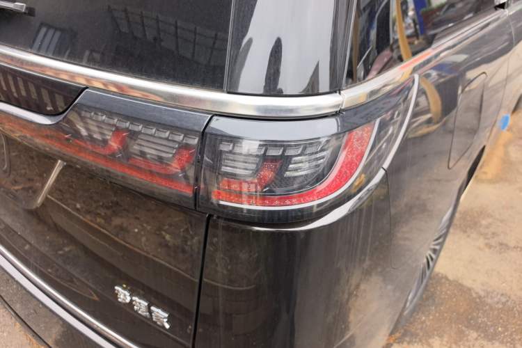 Used VOYAH Dream 2025 PHEV Four-Wheel-Drive Flagship Kunpeng Edition Right Rear Taillight