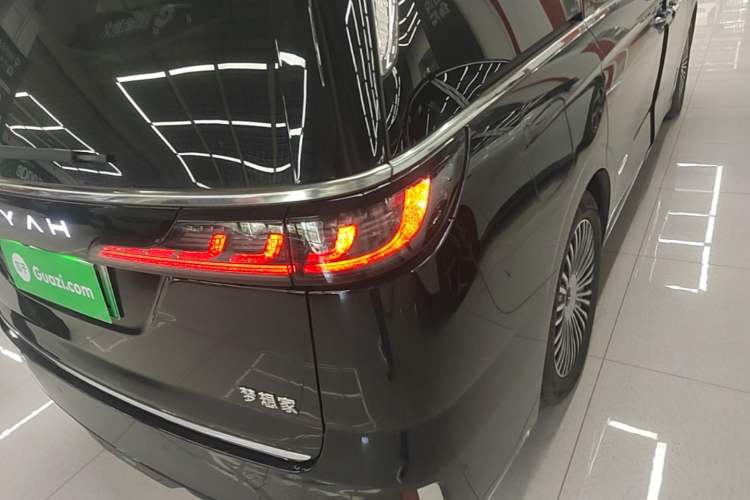 Used VOYAH Dream 2025 PHEV Four-Wheel-Drive Flagship Kunpeng Edition Right Rear Taillight