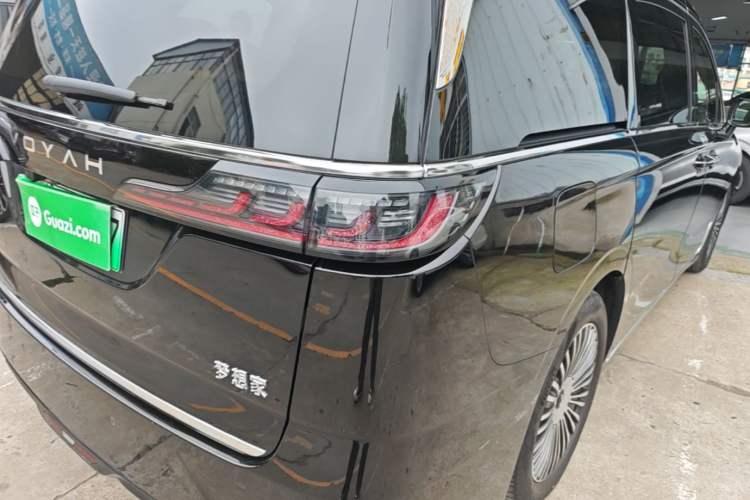 Used VOYAH Dream 2025 PHEV Four-Wheel Drive Prestige Kunpeng Edition Right Rear Taillight