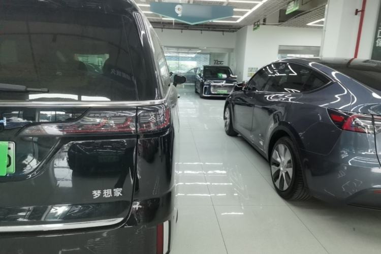 Used VOYAH Dream 2025 PHEV Four-Wheel Drive Prestige Qiankun Edition Right Rear Taillight