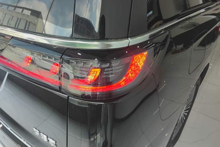 Used VOYAH Dream 2025 PHEV Four-Wheel-Drive Flagship Kunpeng Edition Right Rear Taillight