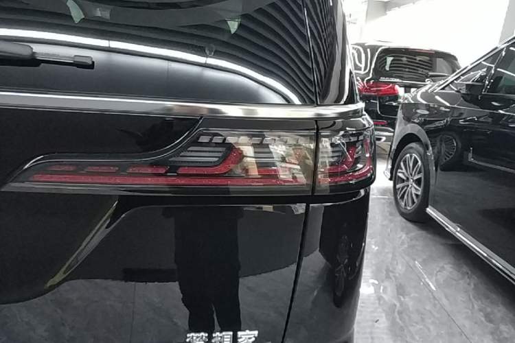 Used VOYAH Dream 2025 PHEV Four-Wheel Drive Excellence Kunpeng Edition Right Rear Taillight