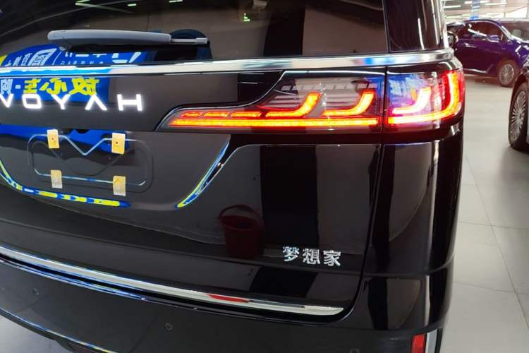 Used VOYAH Dream 2025 PHEV Four-Wheel-Drive Flagship Kunpeng Edition Right Rear Taillight
