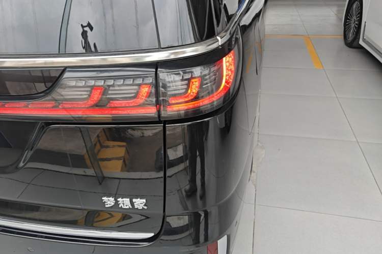 Used VOYAH Dream 2025 PHEV Four-Wheel-Drive Flagship Kunpeng Edition Right Rear Taillight