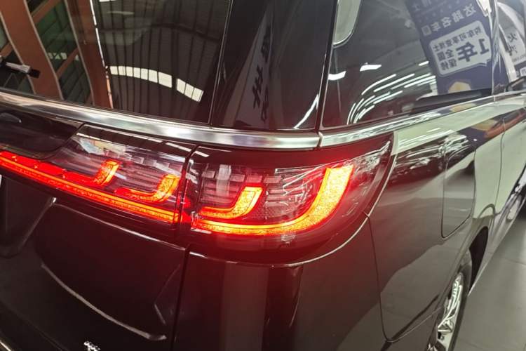 Used VOYAH Dream 2025 EV Four-Wheel-Drive Flagship Qiankun Version Right Rear Taillight